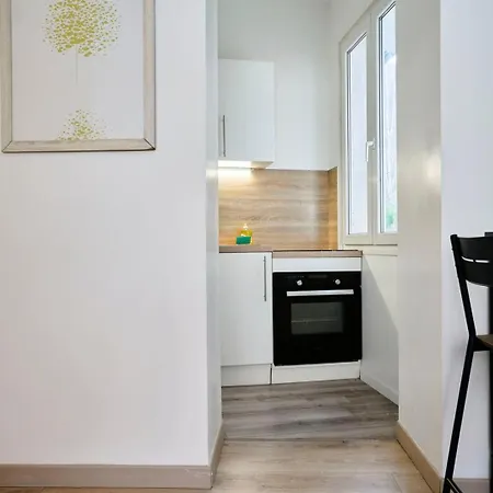 Quiet One-bedroom Flat Close To The Metro 아파트 릴
