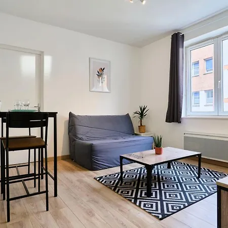 Quiet One-bedroom Flat Close To The Metro 아파트