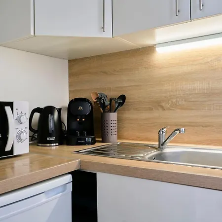 Quiet One-bedroom Flat Close To The Metro 아파트