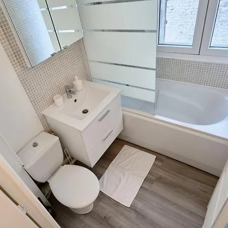 Quiet One-bedroom Flat Close To The Metro ליל
