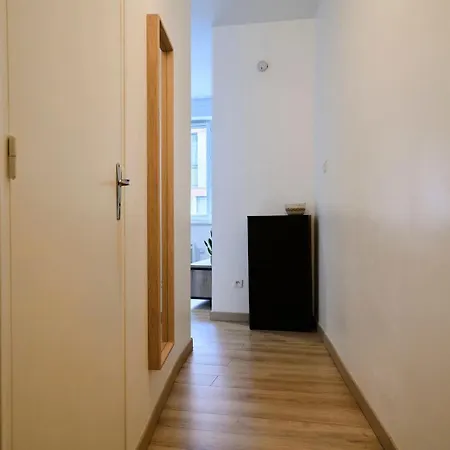 Quiet One-bedroom Flat Close To The Metro דירה ליל