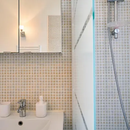 Quiet One-bedroom Flat Close To The Metro 아파트