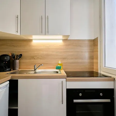 Quiet One-bedroom Flat Close To The Metro Апартаменты