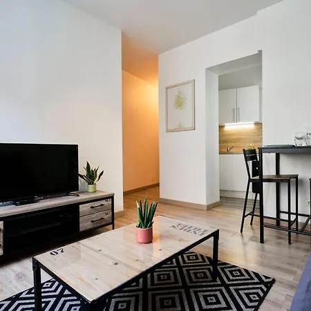 Quiet One-bedroom Flat Close To The Metro דירה